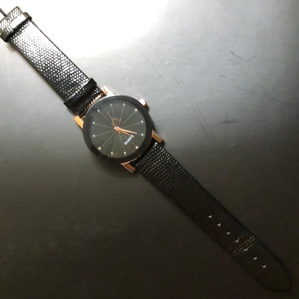 Black and gold QUARTZ watch